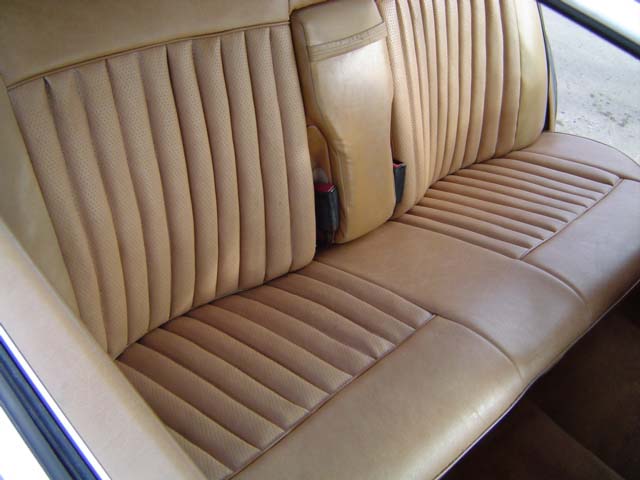 [Pilt: mercedes_w126_early_sedan_rear_seat.jpg]